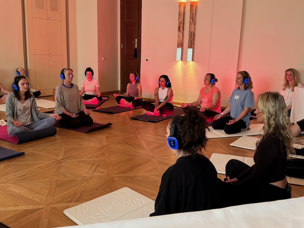 Silent joga a meditácia so slúchadlami